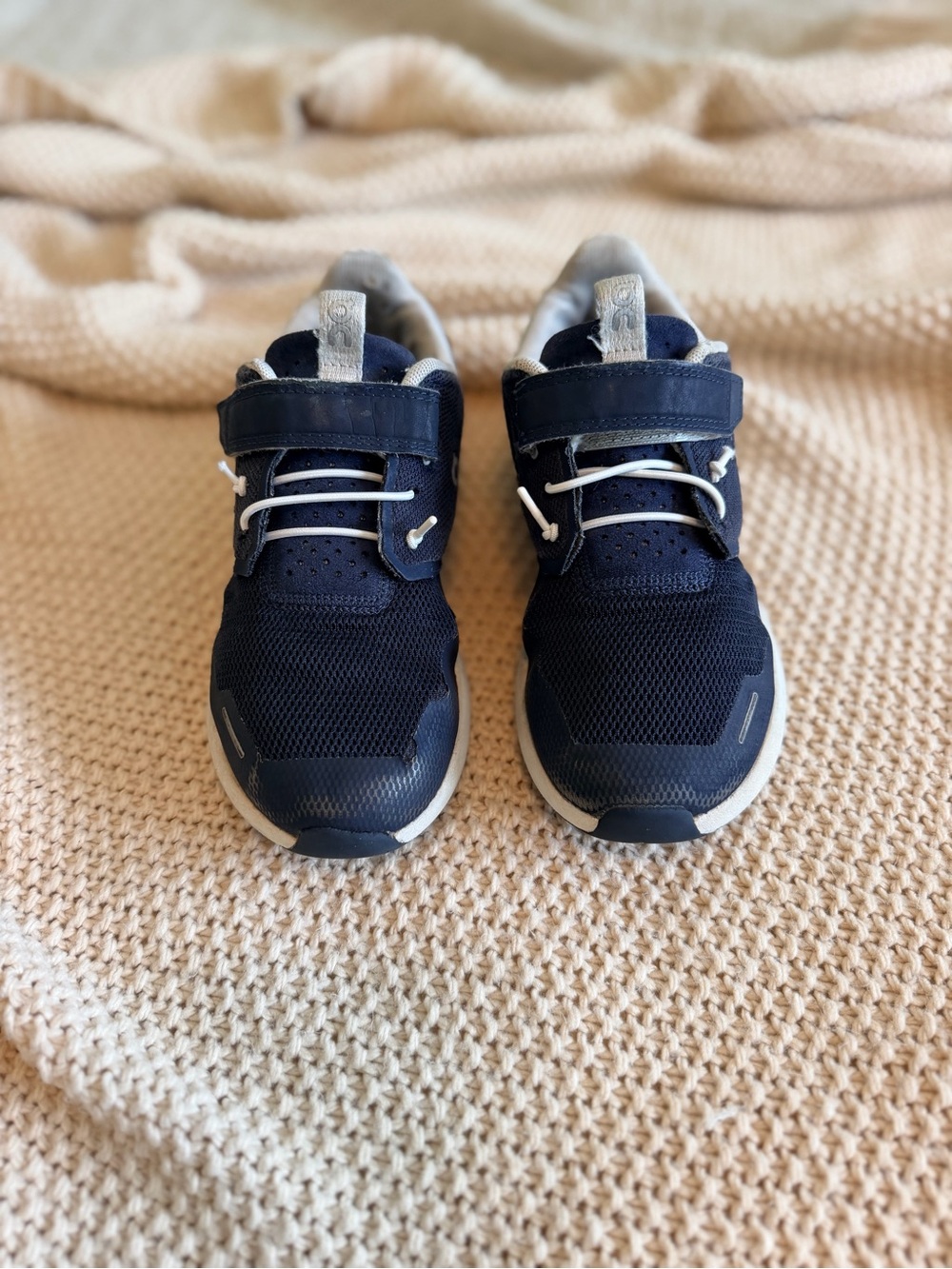 On Running Cloud Play Kids Sneakers | Navy & White | US 2K | EUC 💙